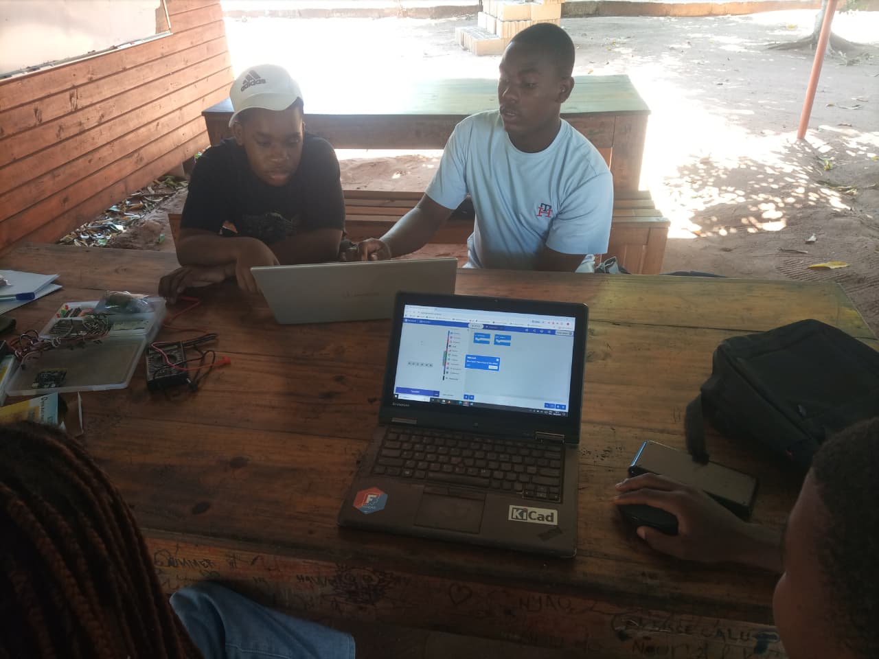 Estudantes a programar microbit