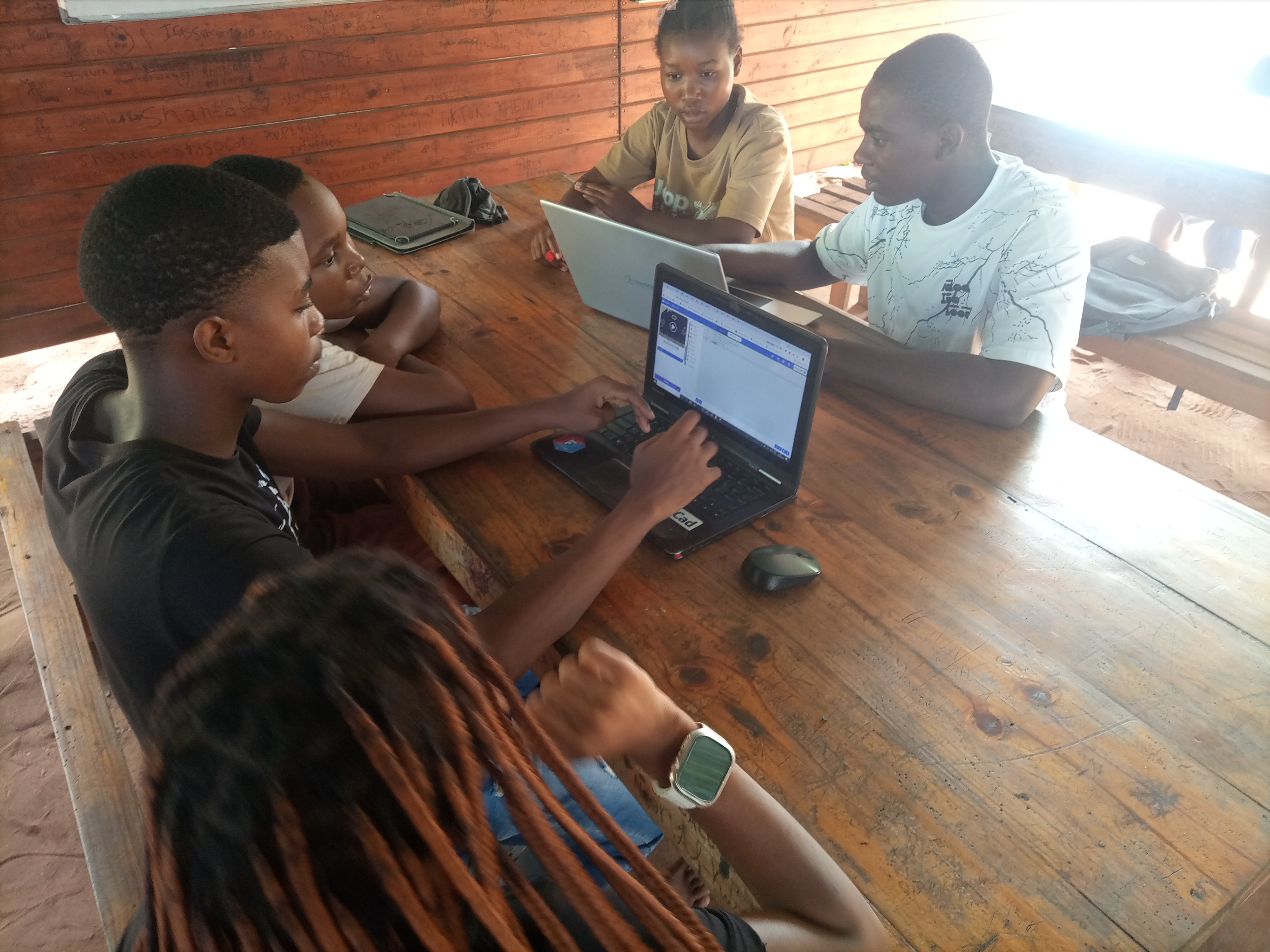 Estudantes a programar microbit